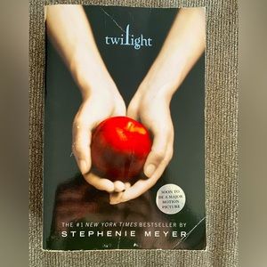 Twilight by Stephanie Meyer (paperback)
